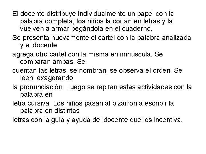 El docente distribuye individualmente un papel con la palabra completa; los niños la cortan
