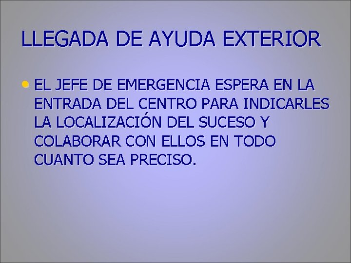 LLEGADA DE AYUDA EXTERIOR • EL JEFE DE EMERGENCIA ESPERA EN LA ENTRADA DEL