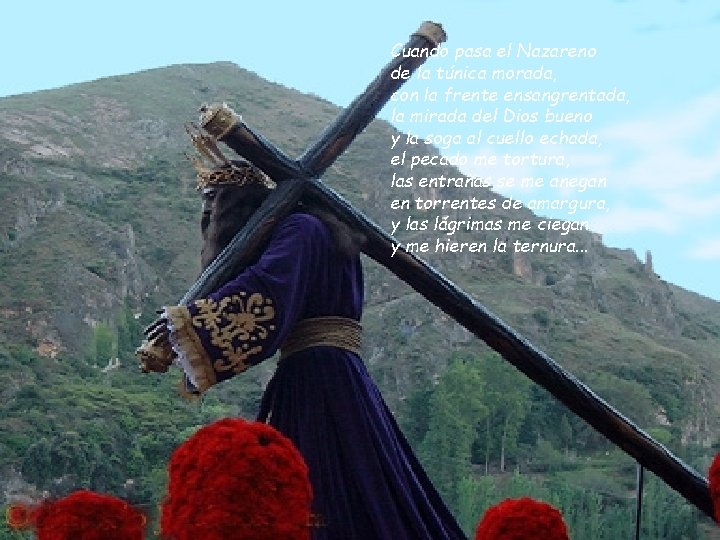 Cuando pasa el Nazareno de la túnica morada, con la frente ensangrentada, la mirada