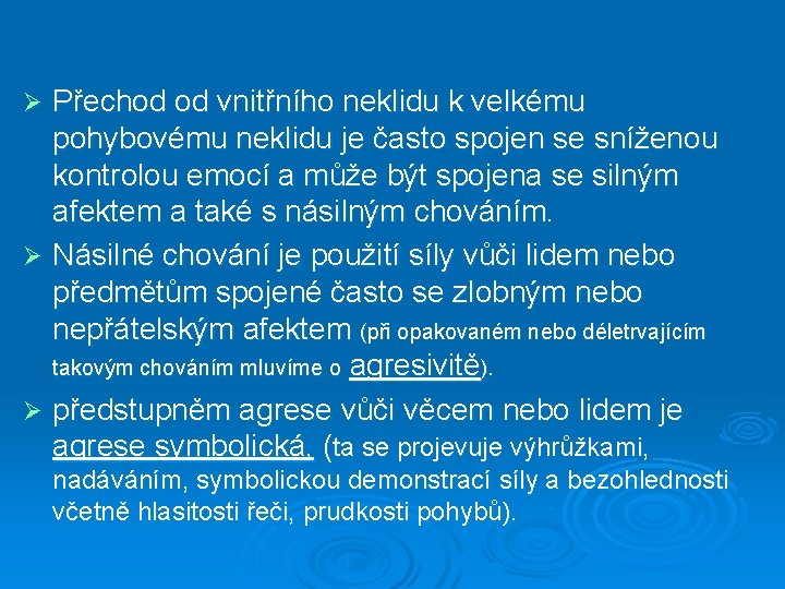 Přechod od vnitřního neklidu k velkému pohybovému neklidu je často spojen se sníženou kontrolou