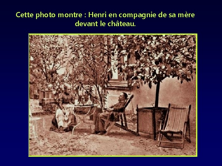 Cette photo montre : Henri en compagnie de sa mère devant le château. 