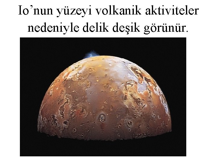 Io’nun yüzeyi volkanik aktiviteler nedeniyle delik deşik görünür. 