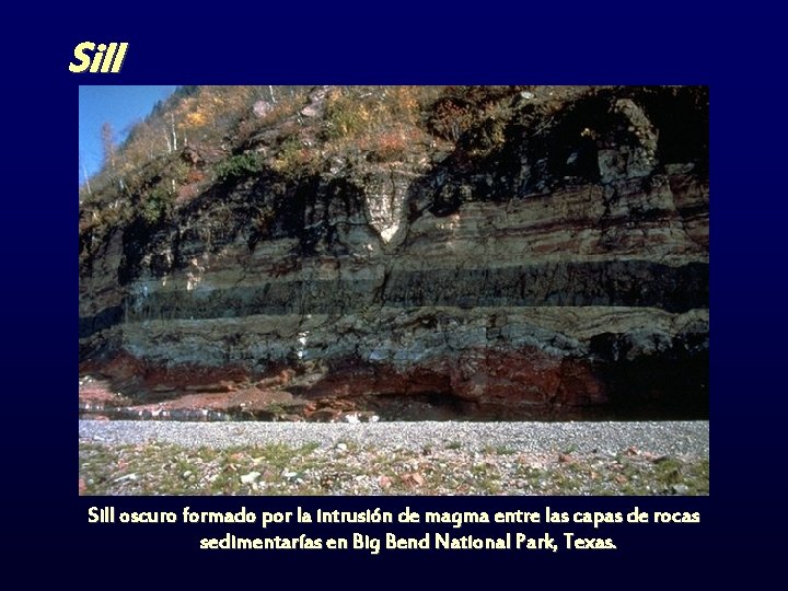Sill oscuro formado por la intrusión de magma entre las capas de rocas sedimentarías