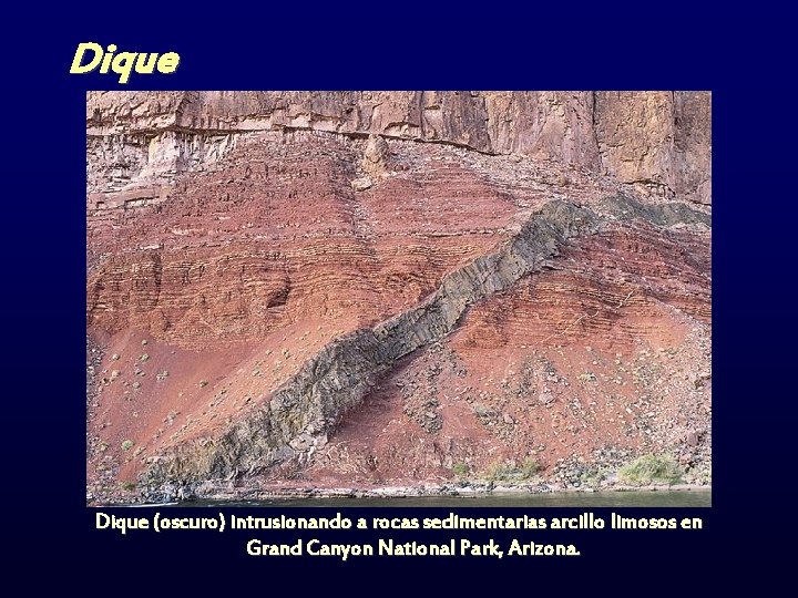 Dique (oscuro) intrusionando a rocas sedimentarias arcillo limosos en Grand Canyon National Park, Arizona.