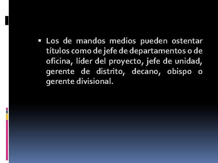 Los de mandos medios pueden ostentar títulos como de jefe de departamentos o Los de mandos medios pueden ostentar títulos como de jefe de departamentos o