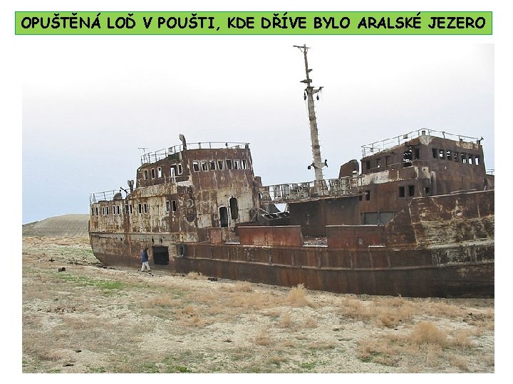 3 OPUŠTĚNÁ LOĎ V POUŠTI, KDE DŘÍVE BYLO ARALSKÉ JEZERO 