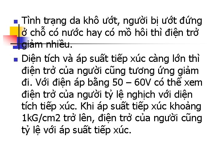 n n Tình trạng da khô ướt, người bị ướt đứng ở chỗ có