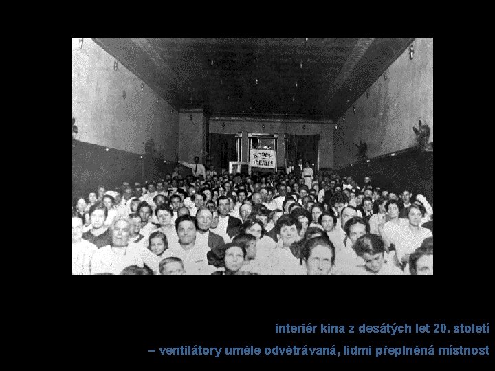 interiér kina z desátých let 20. století – ventilátory uměle odvětrávaná, lidmi přeplněná místnost