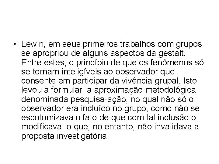 • Lewin, em seus primeiros trabalhos com grupos se apropriou de alguns aspectos • Lewin, em seus primeiros trabalhos com grupos se apropriou de alguns aspectos