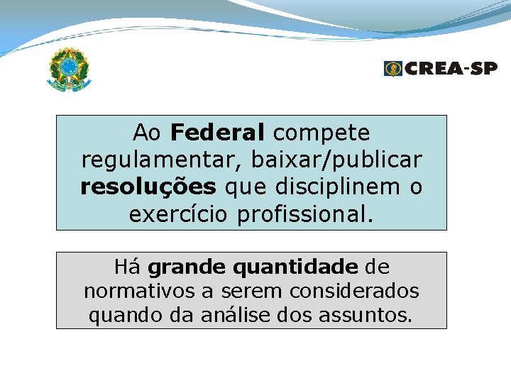 Ao Federal compete regulamentar, baixar/publicar resoluções que disciplinem o exercício profissional. Há grande quantidade