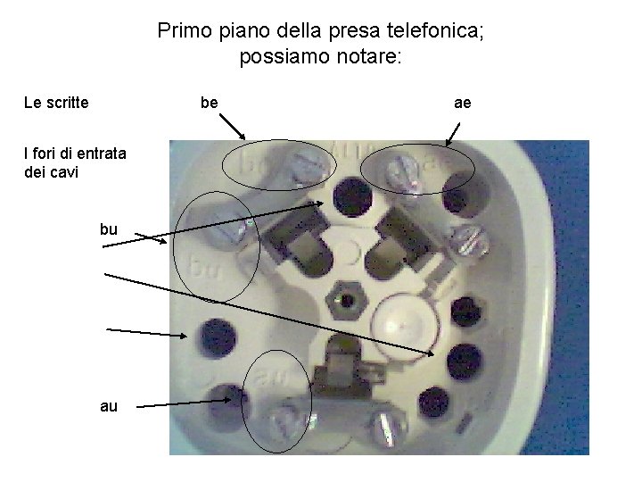 Primo piano della presa telefonica; possiamo notare: Le scritte be I fori di entrata