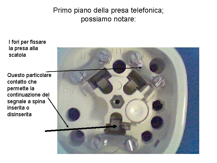 Primo piano della presa telefonica; possiamo notare: I fori per fissare la presa alla