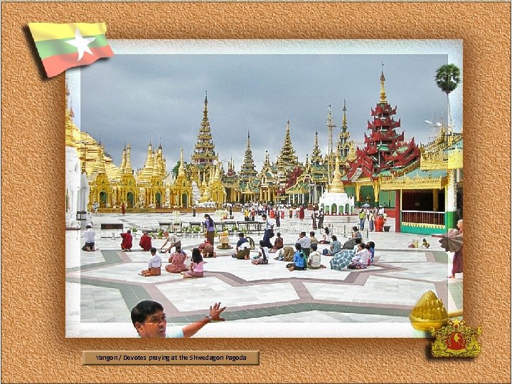 Yangon / Devotes praying at the Shwedagon Pagoda 