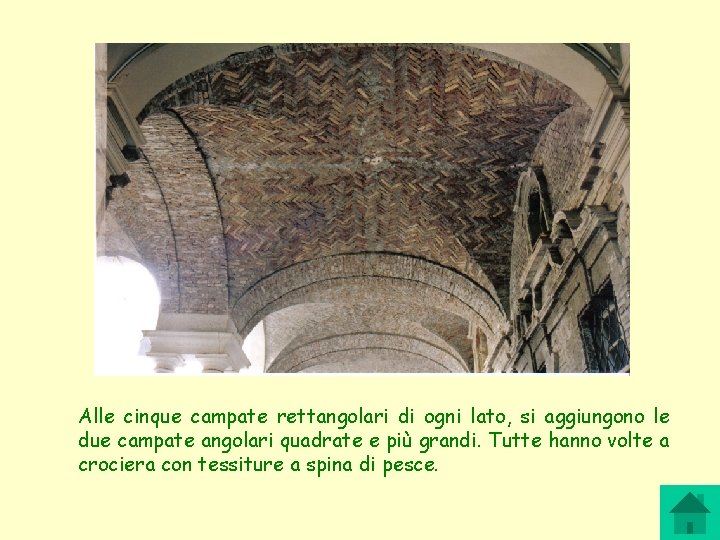 Alle cinque campate rettangolari di ogni lato, si aggiungono le due campate angolari quadrate Alle cinque campate rettangolari di ogni lato, si aggiungono le due campate angolari quadrate
