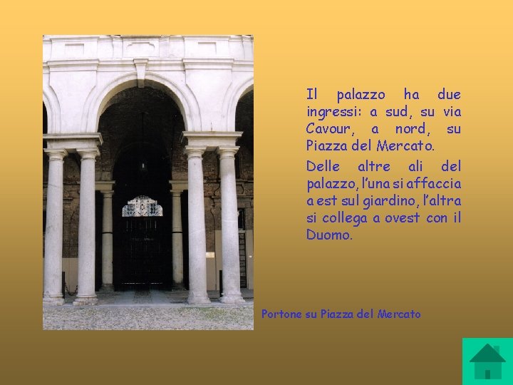 Il palazzo ha due ingressi: a sud, su via Cavour, a nord, su Piazza Il palazzo ha due ingressi: a sud, su via Cavour, a nord, su Piazza