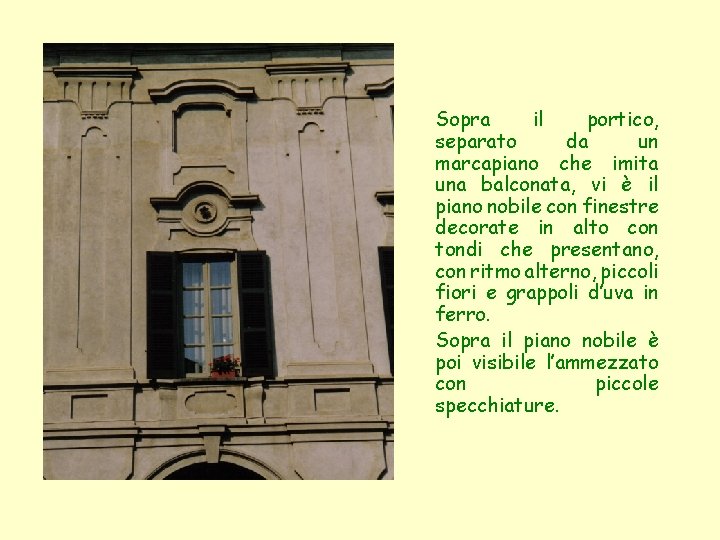 Sopra il portico, separato da un marcapiano che imita una balconata, vi è il Sopra il portico, separato da un marcapiano che imita una balconata, vi è il