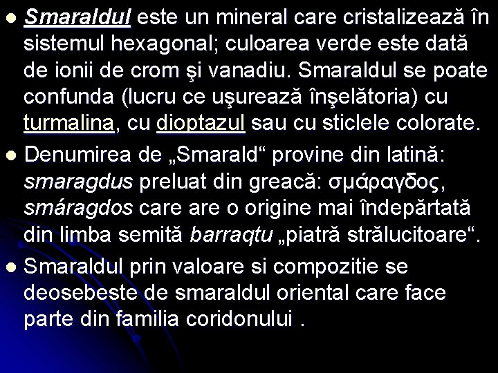 Smaraldul este un mineral care cristalizează în sistemul hexagonal; culoarea verde este dată de