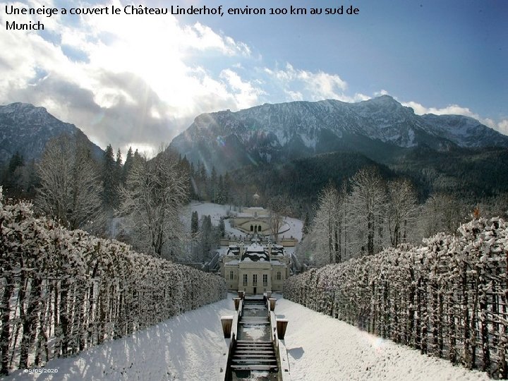 Une neige a couvert le Château Linderhof, environ 100 km au sud de Munich