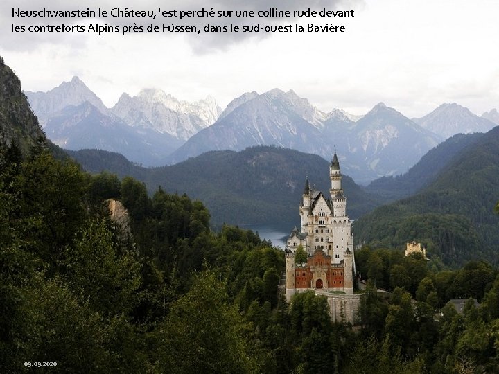 Neuschwanstein le Château, 'est perché sur une colline rude devant les contreforts Alpins près