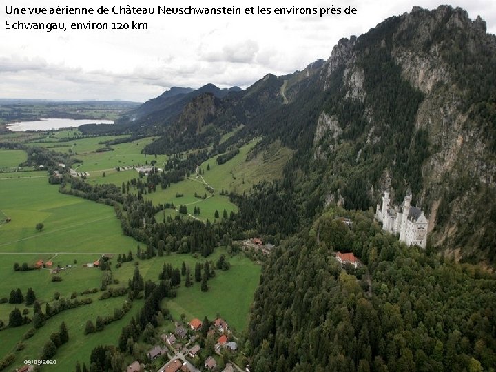 Une vue aérienne de Château Neuschwanstein et les environs près de Schwangau, environ 120