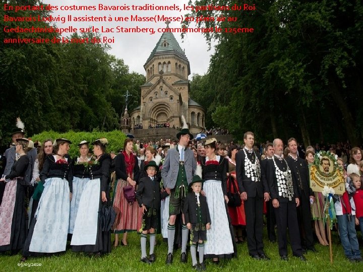 En portant des costumes Bavarois traditionnels, les partisans du Roi Bavarois Ludwig II assistent