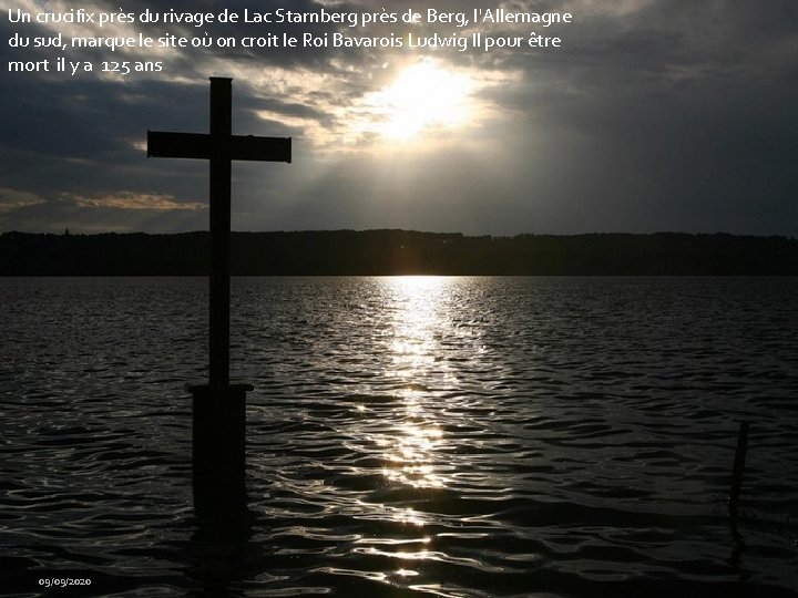 Un crucifix près du rivage de Lac Starnberg près de Berg, l'Allemagne du sud,