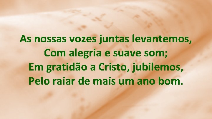 As nossas vozes juntas levantemos, Com alegria e suave som; Em gratidão a Cristo,