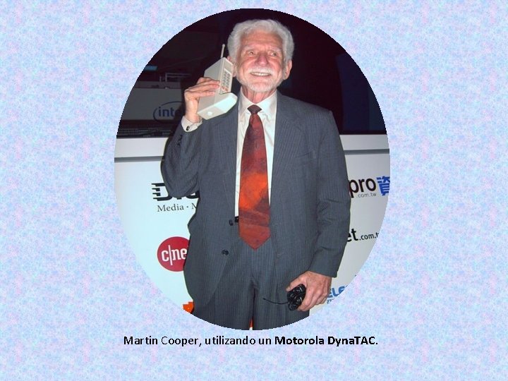 Martin Cooper, utilizando un Motorola Dyna. TAC. 