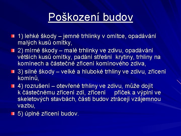 Poškození budov 1) lehké škody – jemné trhlinky v omítce, opadávání malých kusů omítky,