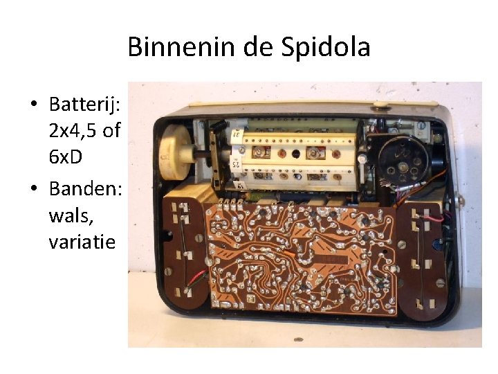 Binnenin de Spidola • Batterij: 2 x 4, 5 of 6 x. D •