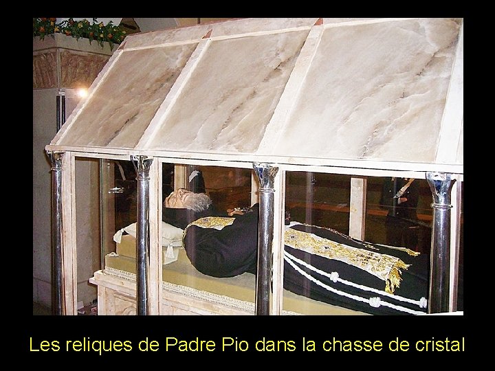 Les reliques de Padre Pio dans la chasse de cristal 