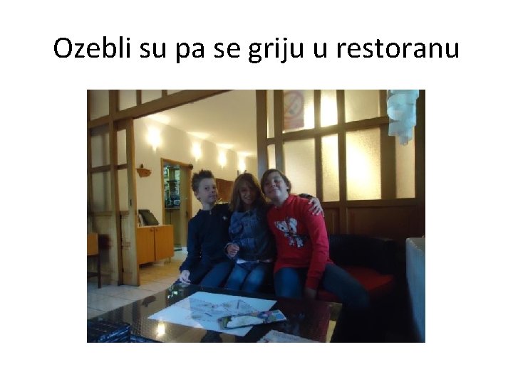 Ozebli su pa se griju u restoranu 