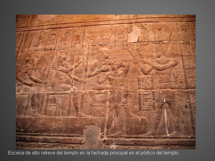 Escena de alto relieve del templo en la fachada principal en el pórtico del