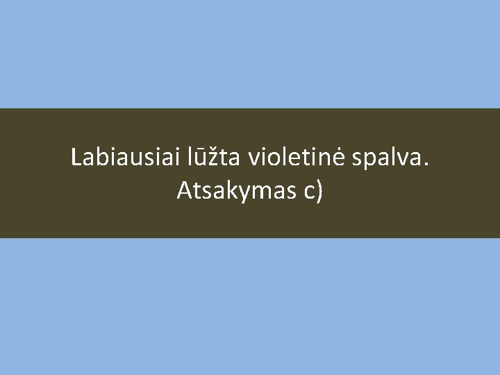 Labiausiai lūžta violetinė spalva. Atsakymas c) 