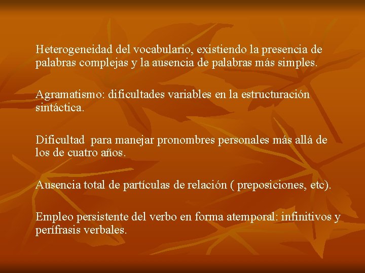 Heterogeneidad del vocabulario, existiendo la presencia de palabras complejas y la ausencia de palabras