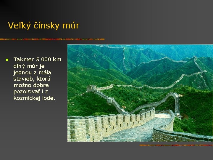 Veľký čínsky múr n Takmer 5 000 km dlhý múr je jednou z mála