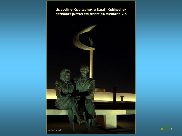 Juscelino Kubitschek e Sarah Kubitschek sentados juntos em frente ao memorial JK 