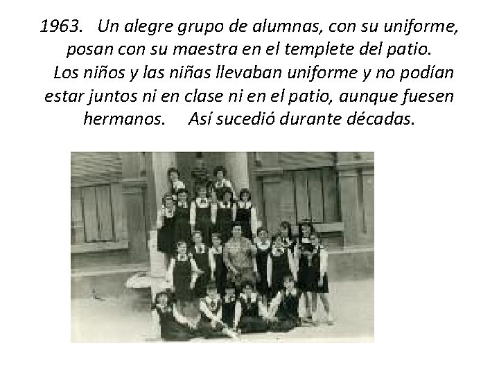 1963. Un alegre grupo de alumnas, con su uniforme, posan con su maestra en