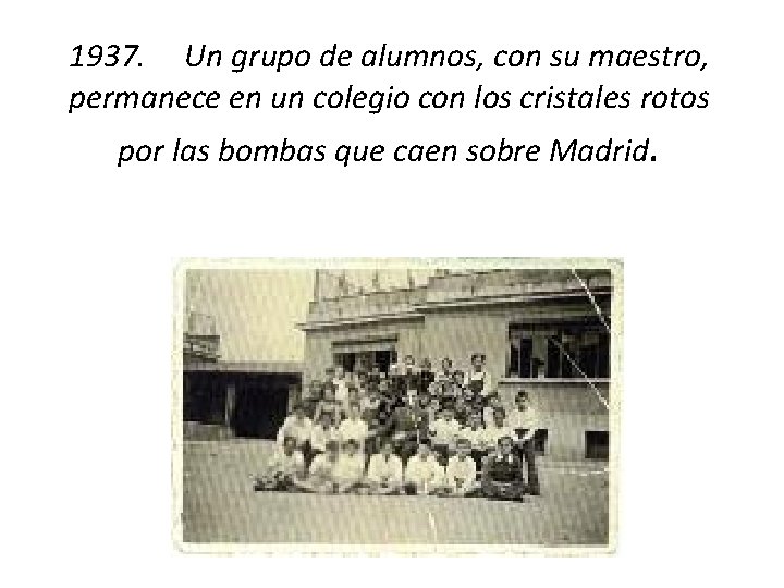 1937. Un grupo de alumnos, con su maestro, permanece en un colegio con los