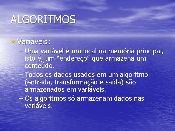 ALGORITMOS • Variáveis: – Uma variável é um local na memória principal, isto é,