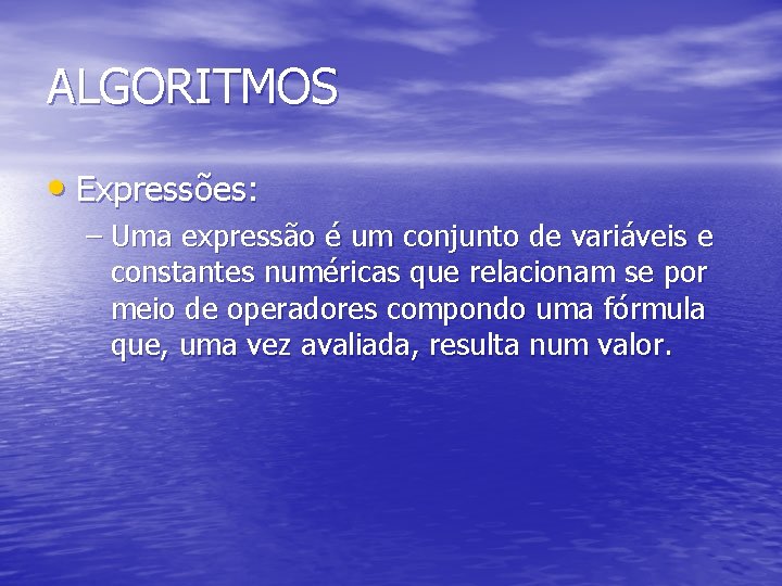 ALGORITMOS • Expressões: – Uma expressão é um conjunto de variáveis e constantes numéricas