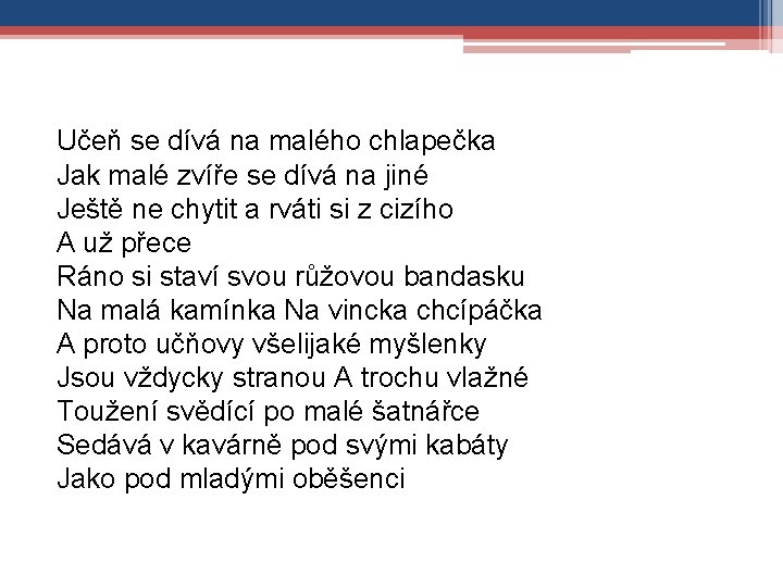 Učeň se dívá na malého chlapečka Jak malé zvíře se dívá na jiné Ještě