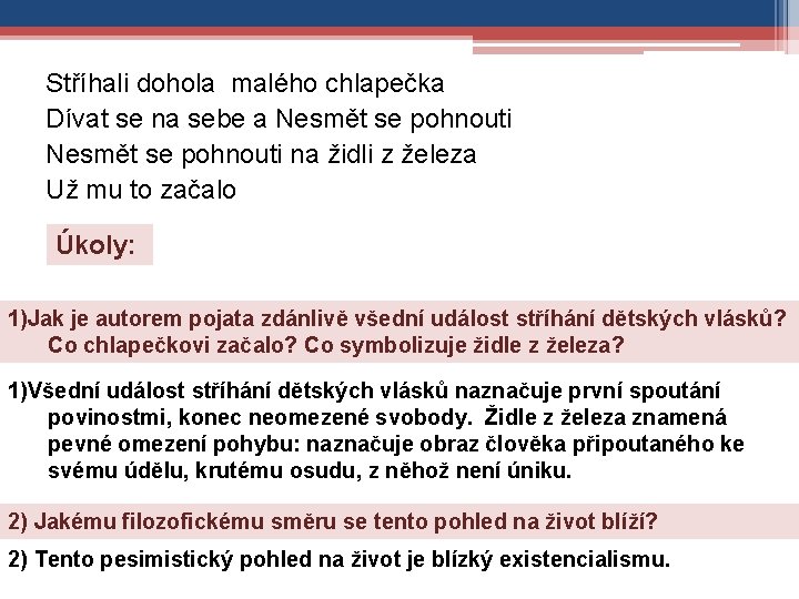 Stříhali dohola malého chlapečka Dívat se na sebe a Nesmět se pohnouti na židli