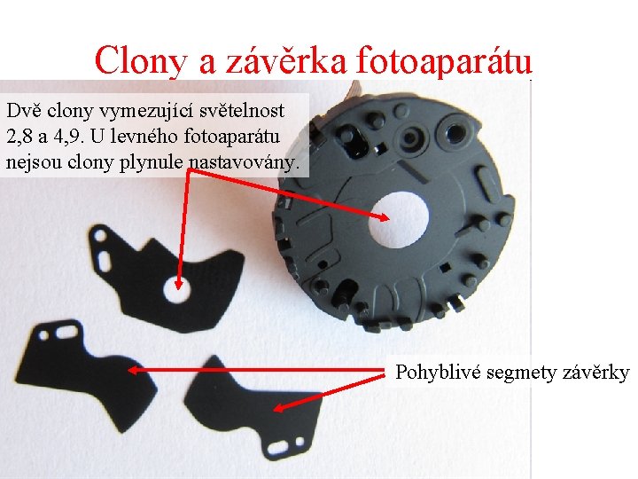 Clony a závěrka fotoaparátu Dvě clony vymezující světelnost 2, 8 a 4, 9. U