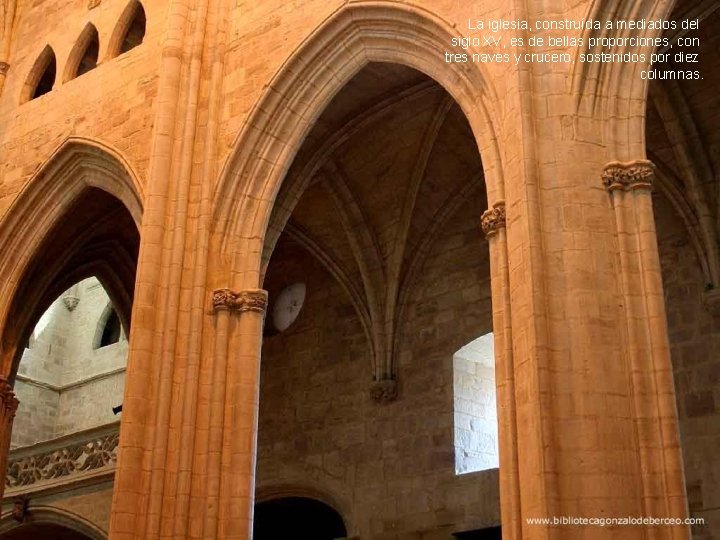 La iglesia, construída a mediados del siglo XV, es de bellas proporciones, con tres