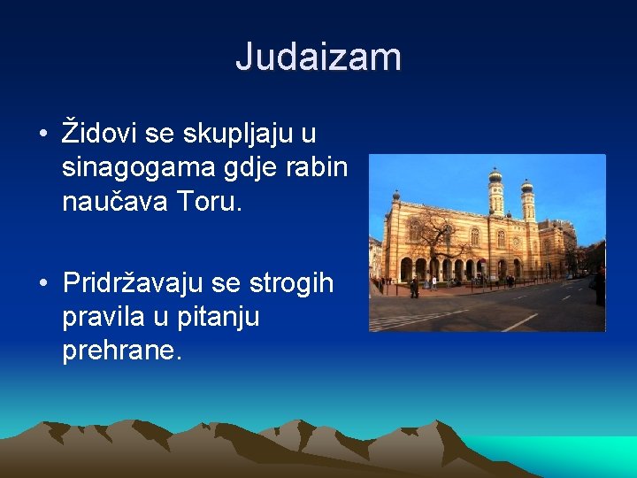 Judaizam • Židovi se skupljaju u sinagogama gdje rabin naučava Toru. • Pridržavaju se