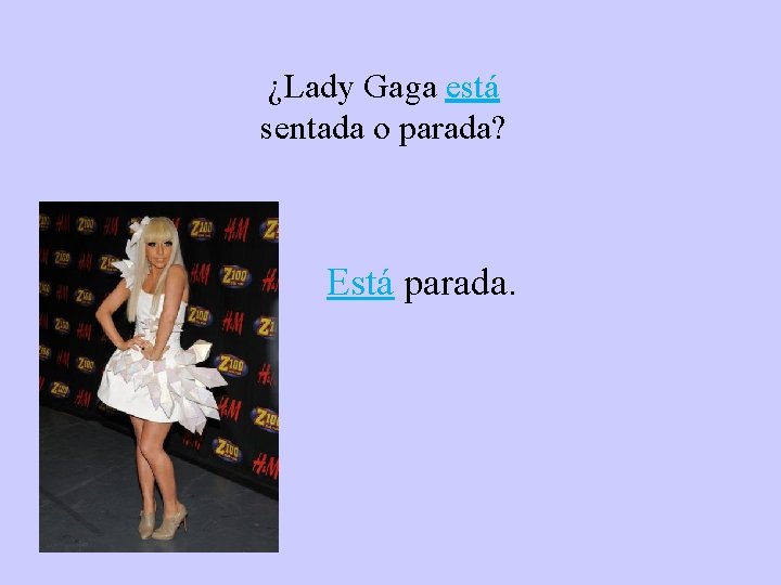 ¿Lady Gaga está sentada o parada? Está parada. 