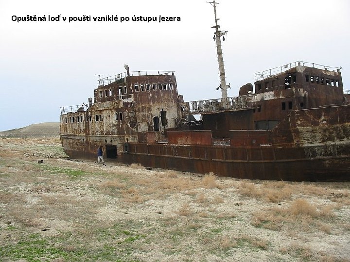 Opuštěná loď v poušti vzniklé po ústupu jezera 