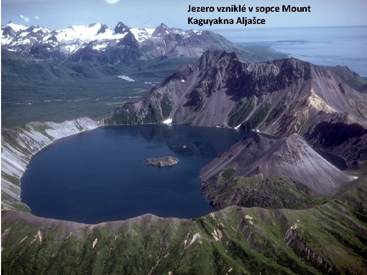 Jezero vzniklé v sopce Mount Kaguyakna Aljašce 