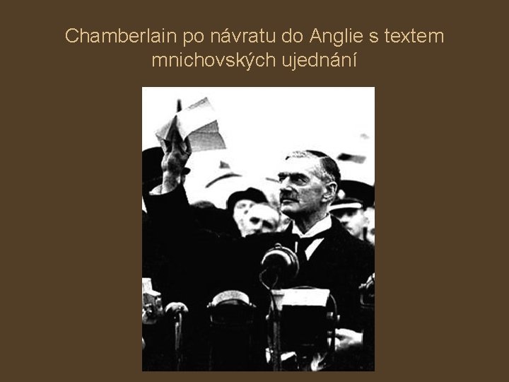 Chamberlain po návratu do Anglie s textem mnichovských ujednání 